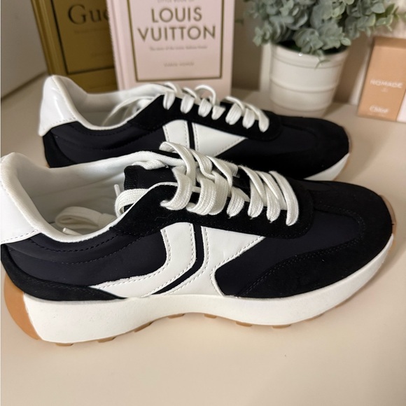 Steve Madden Kendrick Shoes - Women’s size 9 - Black & White - Picture 4 of 4